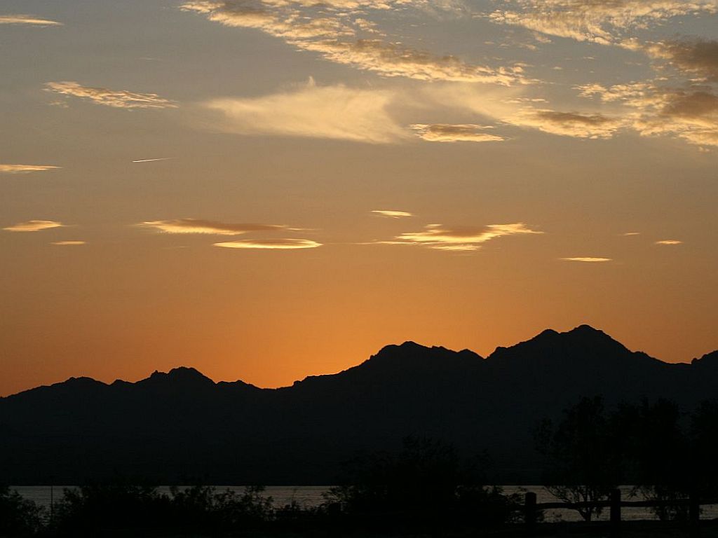 http://capnbob.us/blog/wp-content/uploads/2008/12/havasu-sunset.jpg