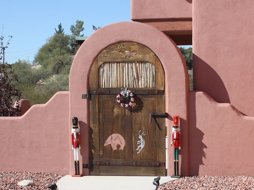 http://capnbob.us/blog/wp-content/uploads/2012/11/christmas-courtyard-sentries.jpg