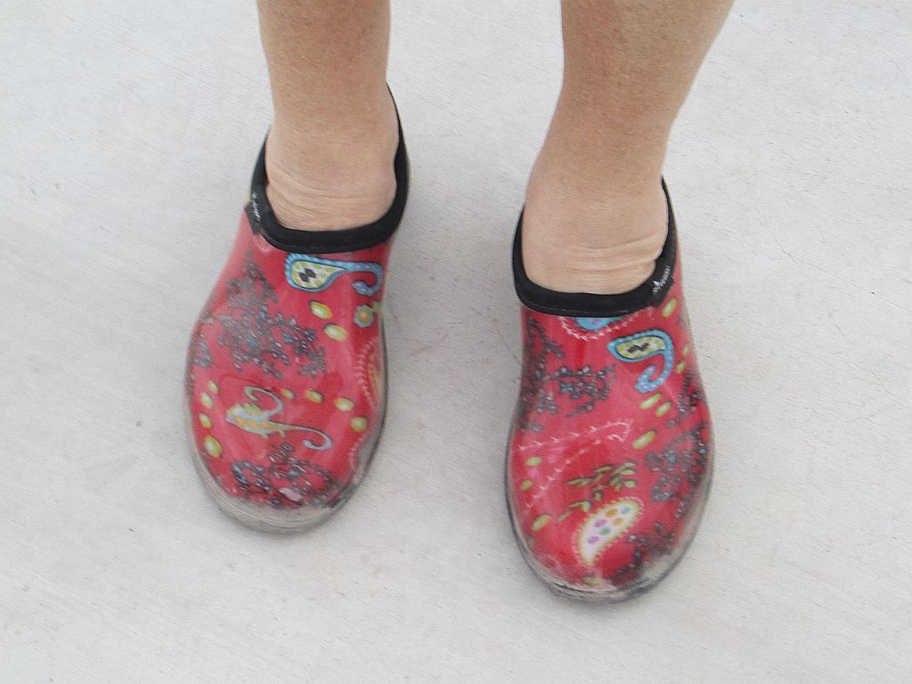 http://capnbob.us/blog/wp-content/uploads/2014/06/fart-slippers.jpg