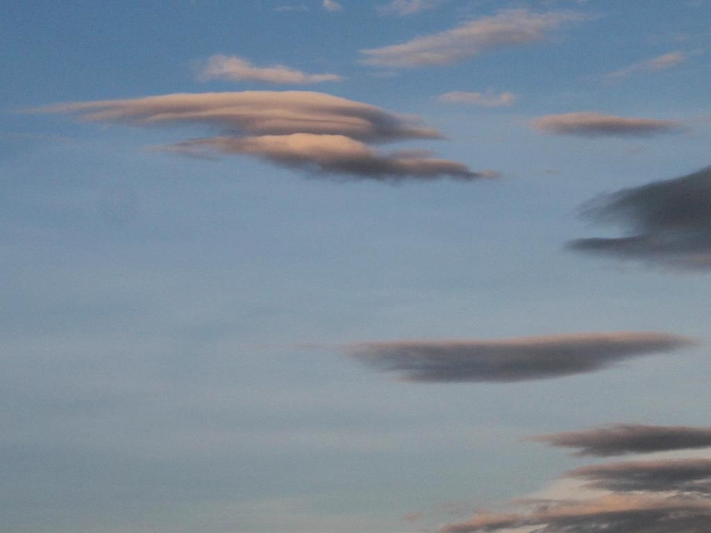 http://capnbob.us/blog/wp-content/uploads/2017/07/lenticular-clouds.jpg