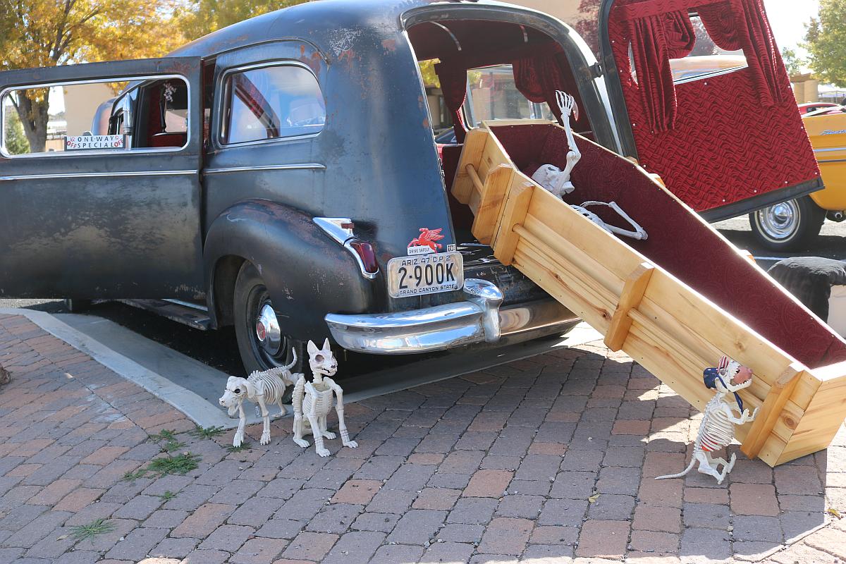 http://capnbob.us/blog/wp-content/uploads/2018/12/1947-caddy-hearse.jpg
